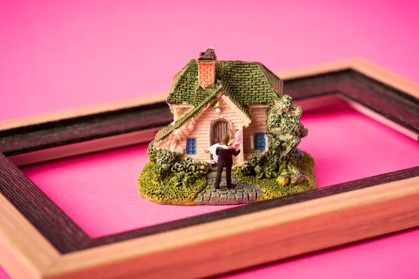 Miniaturowa Para Różowym Tle — Zdjęcie stockowe