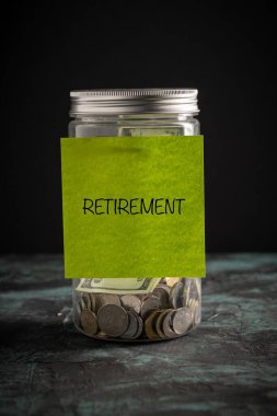 Bozuk para dolu kavanoza sıkıştırılmış kağıtta emeklilik yazıları