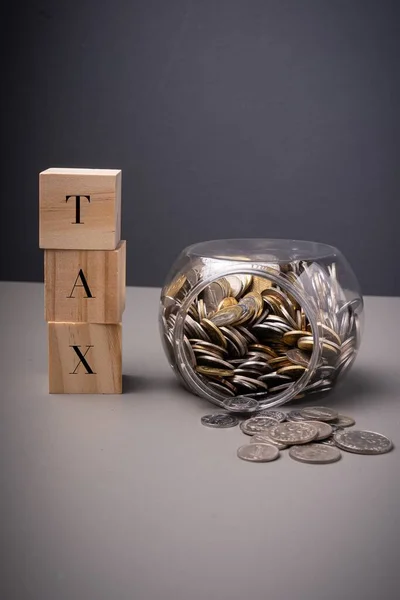 Steuerpflichtige Schriftzüge Mit Einem Glas Voller Münzen Einkommens Und Grundsteuerkonzept — Stockfoto