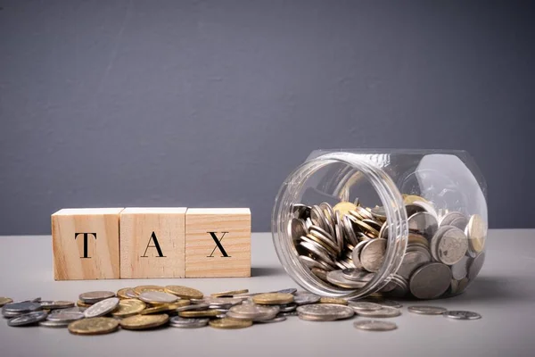 用装满硬币的罐子做料 所得税和财产税概念 — 图库照片