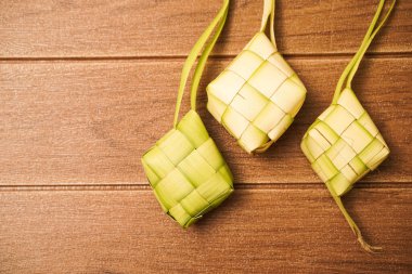 Ketupat, Güneydoğu Asya 'da bayram döneminde, özellikle bayramlarda yerel bir lezzettir. Pirinç pişirmek için taze hindistan cevizi yapraklarından yapılmış pirinç kabı. Seçici Odaklanma, Düz Yat