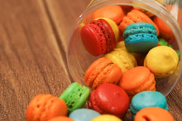 Mini Macarons Colorés Sur Fond Bois Mise Point Sélective — Photo