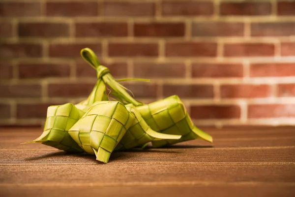 Ketupat, Güneydoğu Asya 'da bayram döneminde, özellikle bayramlarda yerel bir lezzettir. Pirinç pişirmek için taze hindistan cevizi yapraklarından yapılmış pirinç kabı. Seçici Odaklanma, Düz Yat