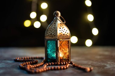 Arapça fener ve tespih (Tespih boncukları) ile metin için kopyalama alanı olan bokeh arkaplan