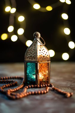Arapça fener ve tespih (Tespih boncukları) ile metin için kopyalama alanı olan bokeh arkaplan