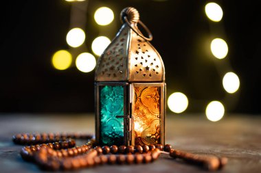 Arapça fener ve tespih (Tespih boncukları) ile metin için kopyalama alanı olan bokeh arkaplan
