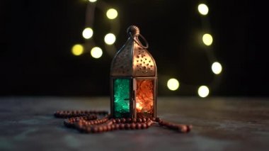 Arap feneri ve tasbih (tespih boncukları) sinematik çekimi, Ramazan ve bayram görüntüleri
