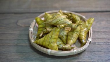 Ketupat palas sineması, bayramda servis edilen geleneksel bir malay pilavı köftesi.