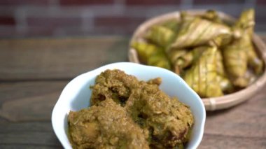 Sinematik ketupat palas ve tavuk rendang, geleneksel malay mutfağı genellikle bayram sırasında servis edilir
