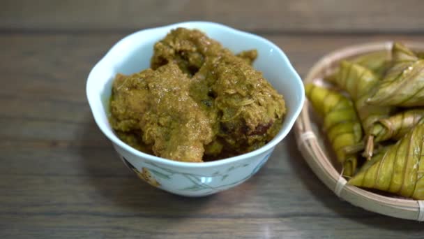 Foto Cinematográfica Ketupat Palas Pollo Rendang Cocina Tradicional Malaya Típicamente — Vídeo de stock