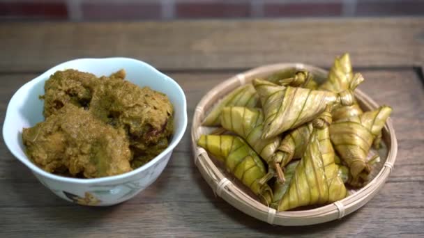 Zdjęcia Palas Ketupat Kurczaka Rendang Tradycyjne Dania Kuchni Malajskiej Zazwyczaj — Wideo stockowe