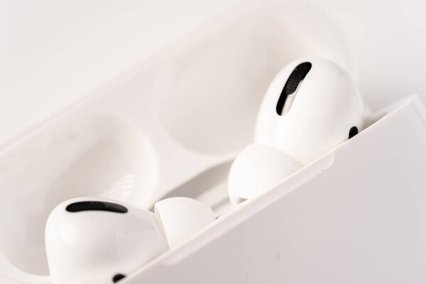 Новые Airpods pro оснащены активной системой шумоподавления и регулировки по высоте
