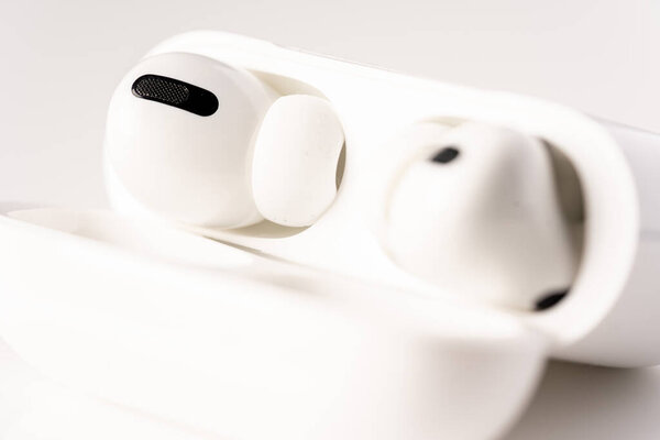 Новые Airpods pro оснащены активной системой шумоподавления и регулировки по высоте
