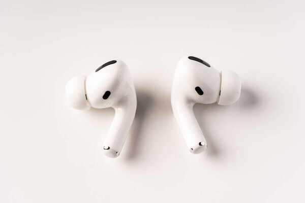 Новые Airpods pro оснащены активной системой шумоподавления и регулировки по высоте
