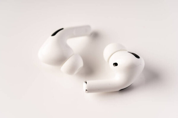 Новые Airpods pro оснащены активной системой шумоподавления и регулировки по высоте
