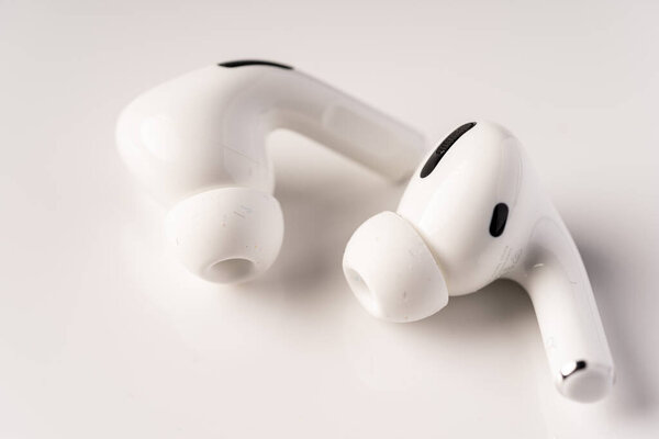 Новые Airpods pro оснащены активной системой шумоподавления и регулировки по высоте
