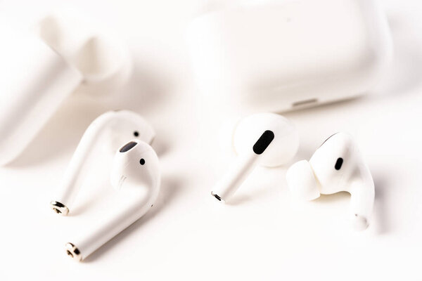 Новые Airpods pro оснащены активной системой шумоподавления и регулировки по высоте
