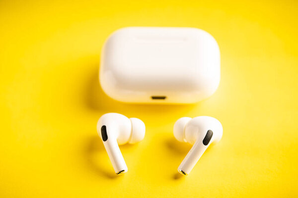 Куала-Лумпур, Малайзия - декабрь 2019 года. Новые Airpods pro оснащены активной системой шумоподавления и регулировки по высоте
