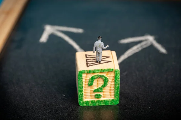 Concept Entreprise Prise Décision Homme Miniature Sur Tableau Avec Deux — Photo