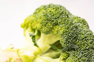 Beyaz arkaplanda izole edilmiş taze brokoli