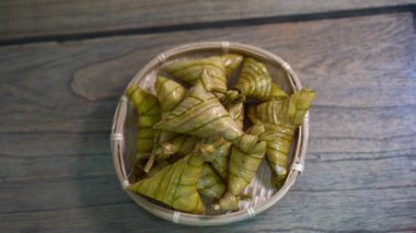 Sinematik ketupat palas ve tavuk rendang, geleneksel malay mutfağı genellikle bayram sırasında servis edilir