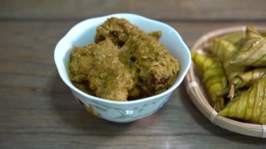 Sinematik ketupat palas ve tavuk rendang, geleneksel malay mutfağı genellikle bayram sırasında servis edilir