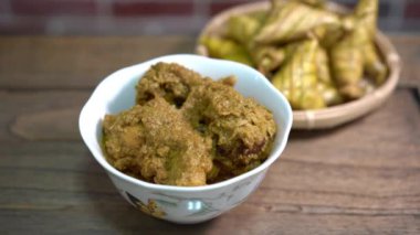 Sinematik ketupat palas ve tavuk rendang, geleneksel malay mutfağı genellikle bayram sırasında servis edilir