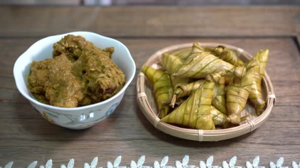 Cinematische Shot Van Ketupat Palas Kip Rendang Traditionele Malay Cuisines — Stockvideo