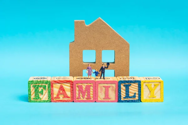 Concept Famille Heureuse Figurine Miniature Pour Parents Enfants Avec Maison — Photo