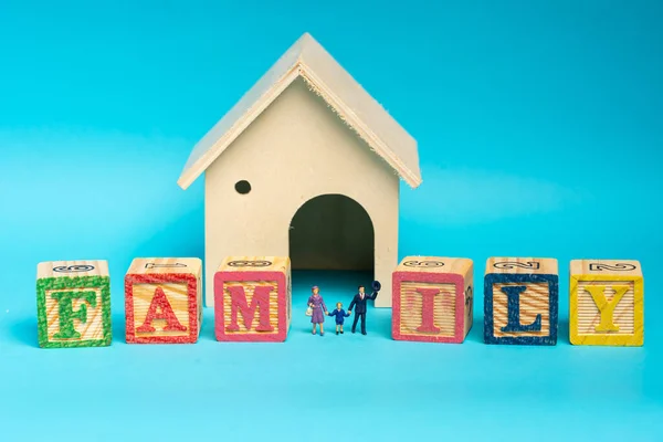 Concept Famille Heureuse Figurine Miniature Pour Parents Enfants Avec Maison — Photo
