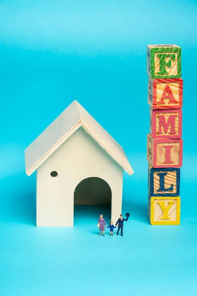 Concept Famille Heureuse Figurine Miniature Pour Parents Enfants Avec Maison — Photo