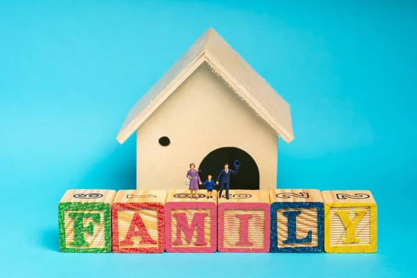 Koncepcja Szczęśliwej Rodziny Miniaturowe Figurki Rodziców Dzieci Drewnianym Domkiem Napisem — Zdjęcie stockowe