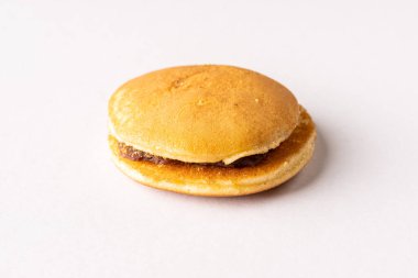 Dorayaki bir Japon şekerleme türüdür, kırmızı fasulye ezmesine sarılmış iki küçük krep benzeri hamur işi içerir..