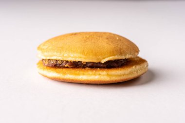 Dorayaki bir Japon şekerleme türüdür, kırmızı fasulye ezmesine sarılmış iki küçük krep benzeri hamur işi içerir..