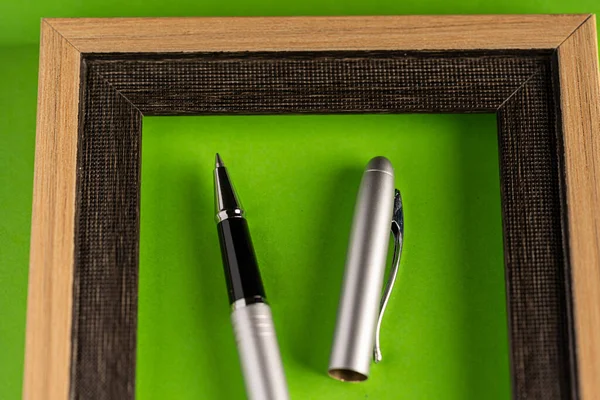 Klasyczny Srebrny Długopis Pusta Ramka Zielonym Tle — Zdjęcie stockowe