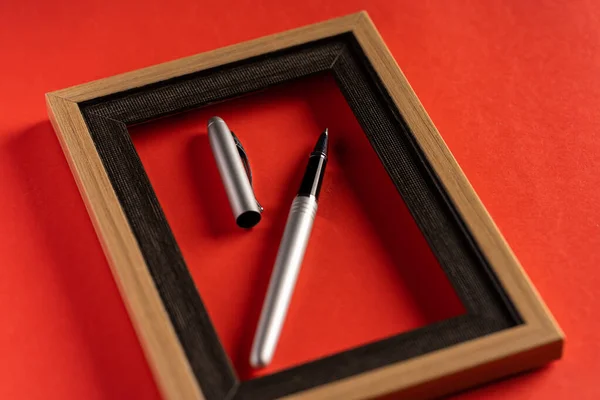 Стильна Срібна Ручка Порожня Рамка Червоному Тлі — стокове фото