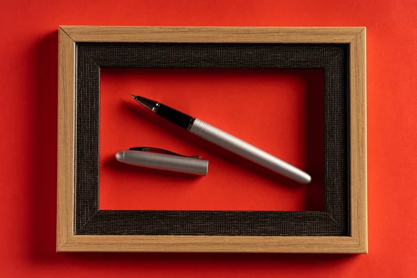 Elegante Pluma Plata Marco Vacío Sobre Fondo Rojo —  Fotos de Stock