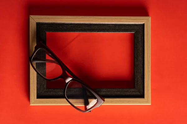 Occhiali Cornice Fotografica Vuota Sullo Sfondo Rosso — Foto Stock