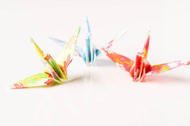 Japon vinç origamisi beyaz arkaplanda izole edildi