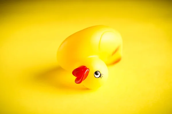 Sarı Arkaplanda Sarı Plastik Ördek — Stok fotoğraf
