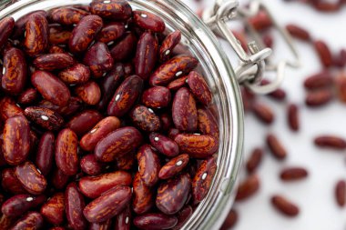 Cam kavanozdaki kırmızı fasulyeler.