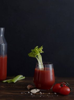 Sebzeli domates suyu, karabiber ve tuz.