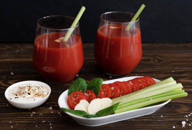 Sebzeli domates suyu, karabiber ve tuz.