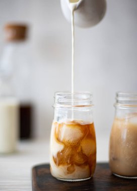 Küçük şişelerde kremalı buzlu kahve.