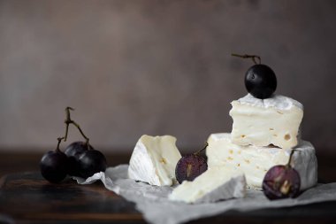 Tahtada siyah üzümlü Brie peyniri