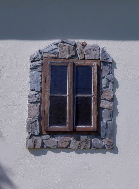 Kilisenin üzerinde eski bir ahşap pencere.