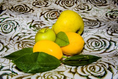 Meyveler masada. Limonlar ve elmalar