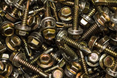 Kapaklı galvanize metal vidalar. İnşaat için vida ve bağlayıcılar