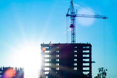 Şehrin siluetleri. Gökdelenlerin inşası.