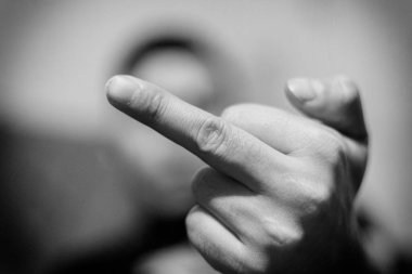 İnsan diğer insanlara orta parmağını gösterir